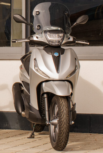 Piaggio Beverly 300 cm³ 26 PS 26 NM € 4.990,--